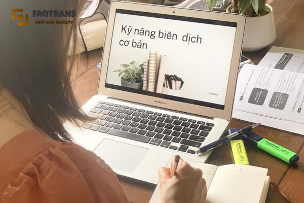 Nhân viên dịch thuật sách